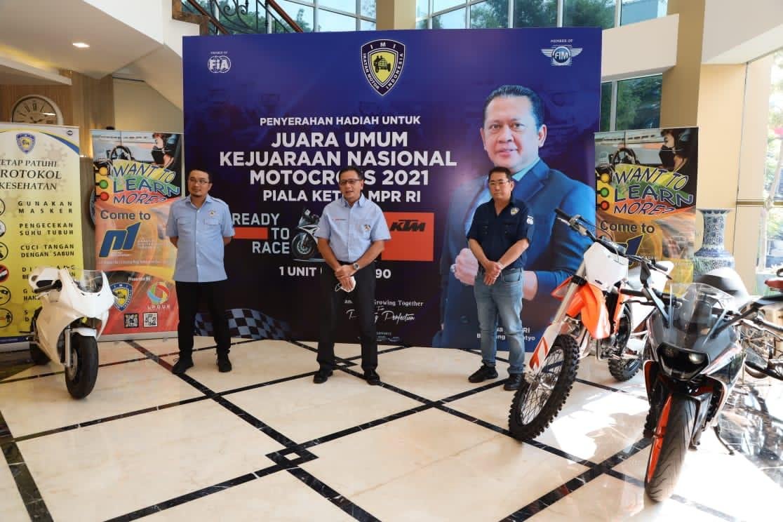 IMI Terima Motor Trail KTM 125 SX Untuk Juara Umum Kejurnas Motocross 2021 Piala Ketua MPR RI