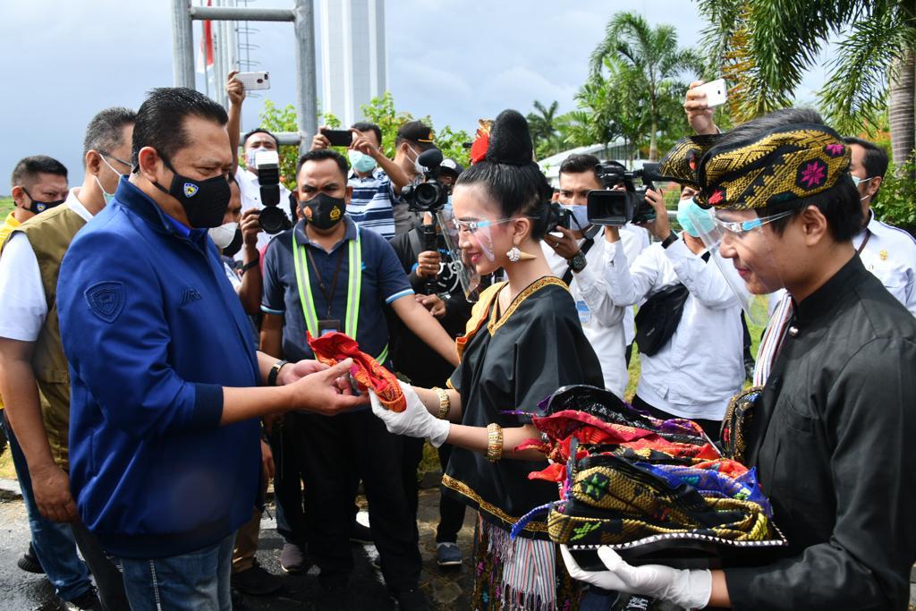 Kunjungi Kampung Suku Sasak Lombok , Bamsoet: Kampung Sade Salah Satu Daya Tarik Wisata MotoGP Mandalika