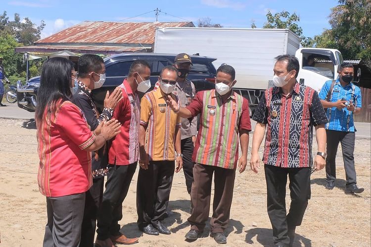 Serahkan BST kepada 62 KPB, Bupati Belu: Uangnya Jangan Pakai untuk Judi