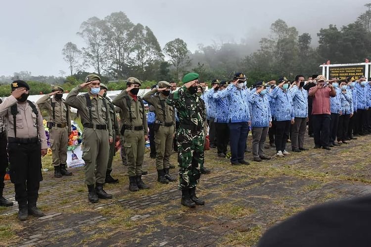 Prosesi Pemakaman Mantan Bupati Manggarai Deno Kamelus