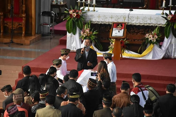 Prosesi Pemakaman Mantan Bupati Manggarai Deno Kamelus