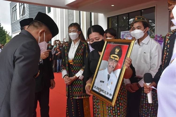 Prosesi Pemakaman Mantan Bupati Manggarai Deno Kamelus