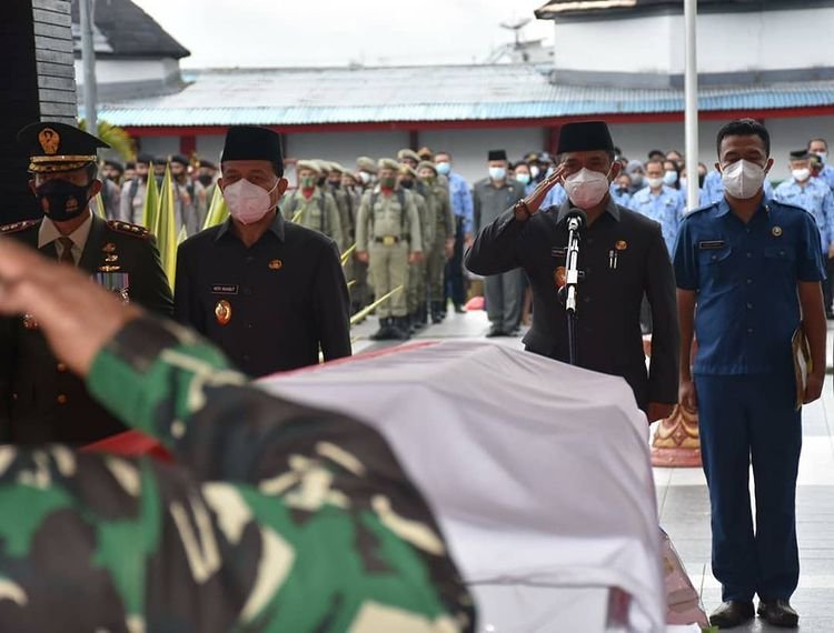Prosesi Pemakaman Mantan Bupati Manggarai Deno Kamelus