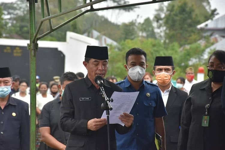 Prosesi Pemakaman Mantan Bupati Manggarai Deno Kamelus