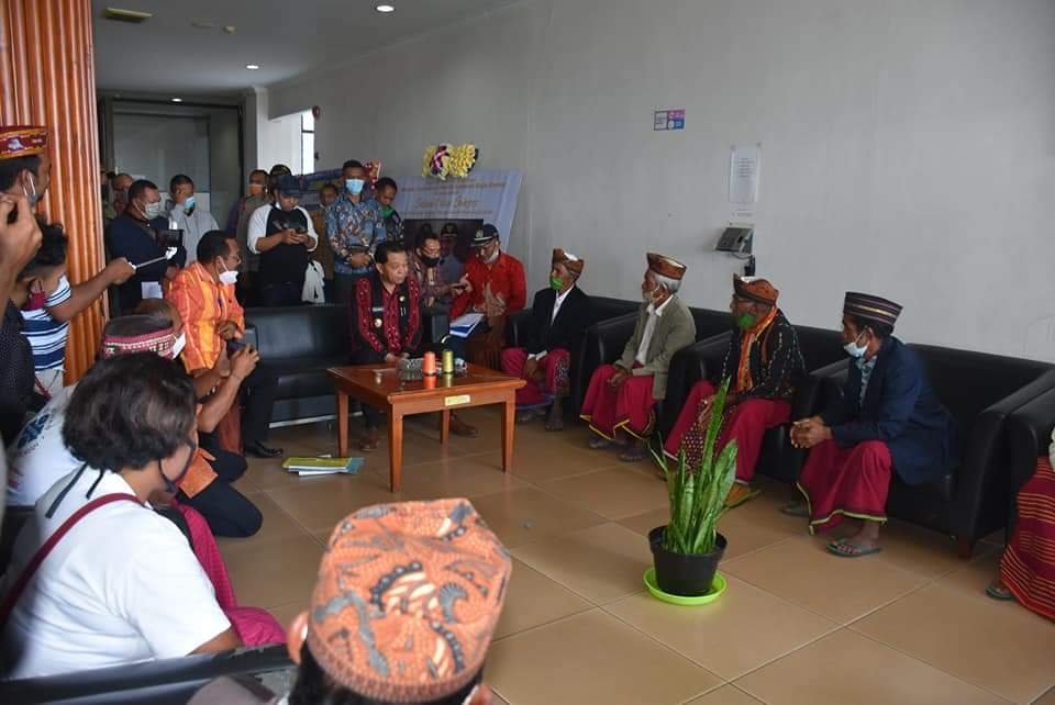 Masyarakat Defa Mata Was Demonstrasi depar Kantor Bupati Manggarai