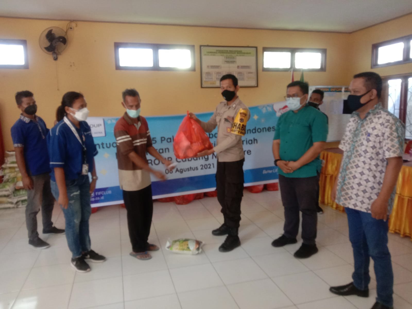 PT FIF Group Serahkan Bantuan Sembako untuk Warga Maumere di Masa PPKM Level IV