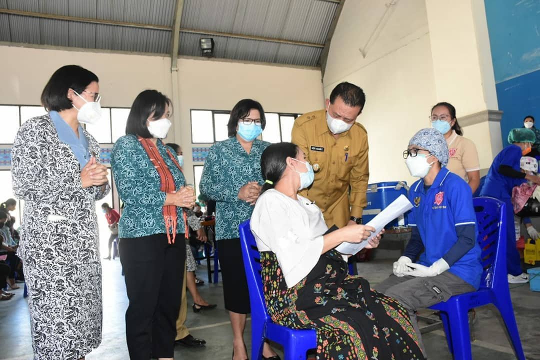 Bupati Manggarai Tinjau Vaksinasi Ibu Hamil dan Pelajar di Ruteng