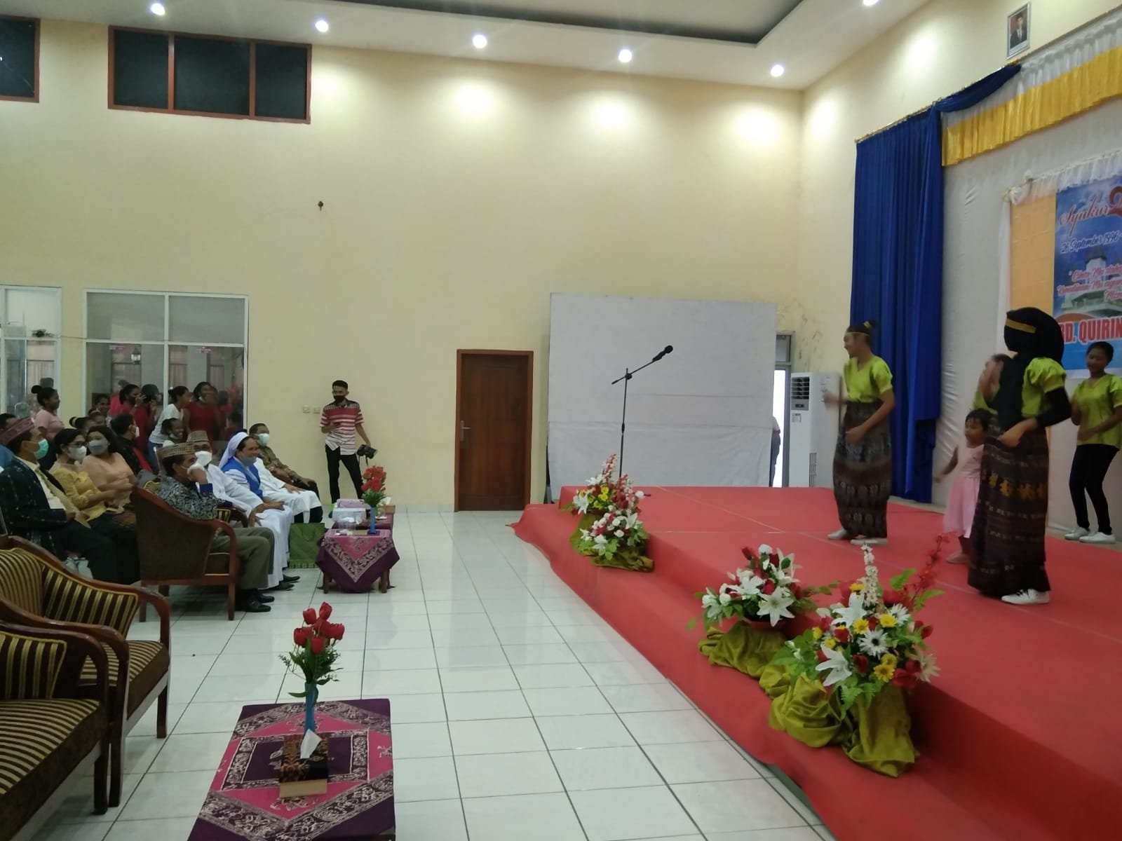 Ketika Siswi Muslim Berjilbab Hibur Para Pastor dan Suster Saat Syukuran Perak Imamat Romo Quirinus Galmin di Maumere