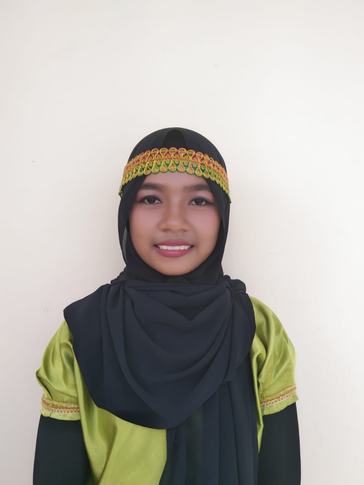 Ketika Siswi Muslim Berjilbab Hibur Para Pastor dan Suster Saat Syukuran Perak Imamat Romo Quirinus Galmin di Maumere
