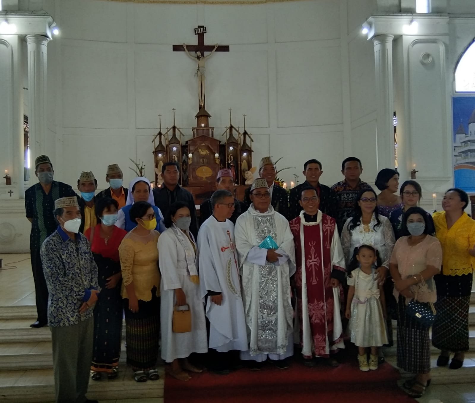 Ketika Siswi Muslim Berjilbab Hibur Para Pastor dan Suster Saat Syukuran Perak Imamat Romo Quirinus Galmin di Maumere