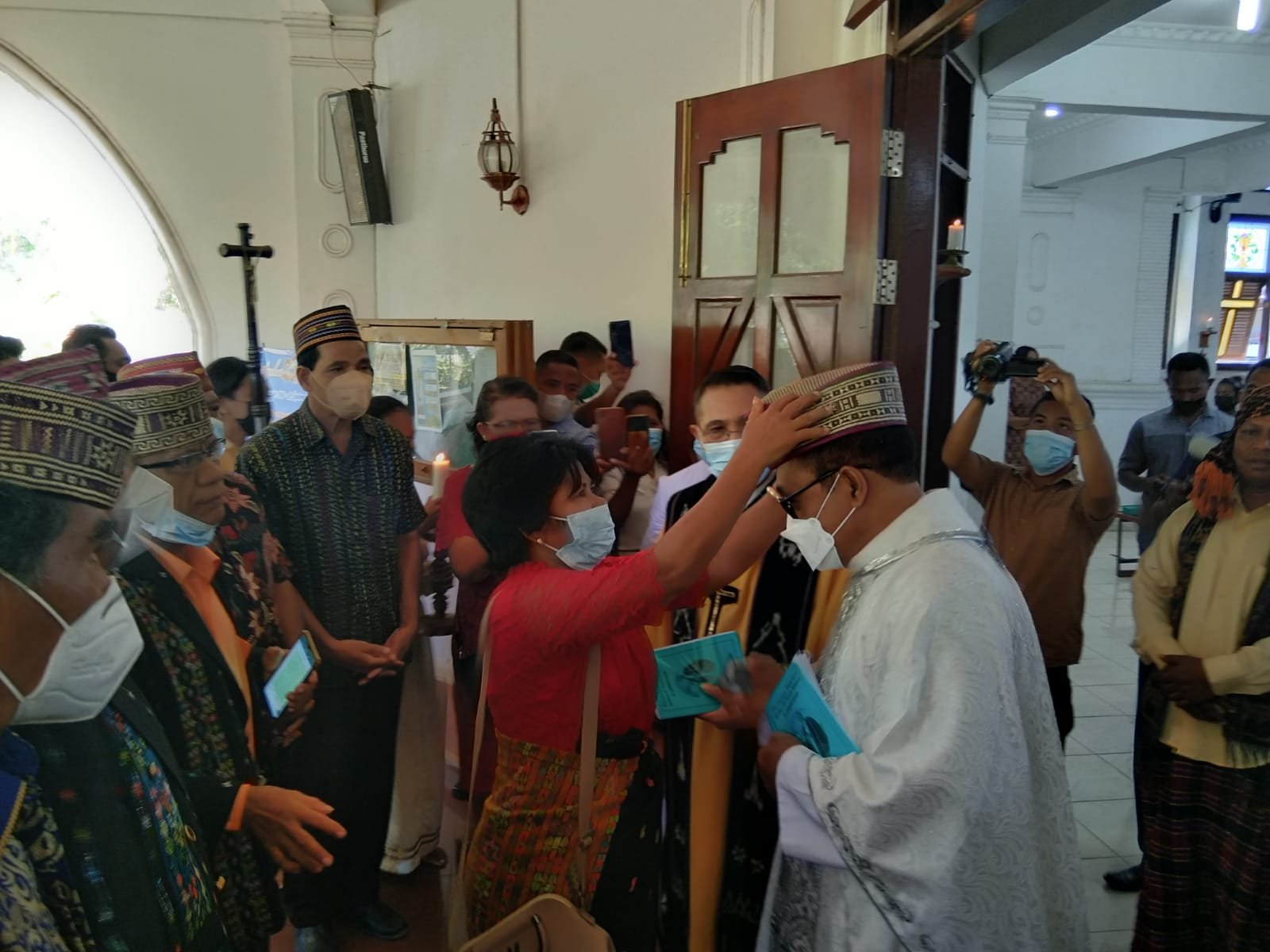 Ketika Siswi Muslim Berjilbab Hibur Para Pastor dan Suster Saat Syukuran Perak Imamat Romo Quirinus Galmin di Maumere