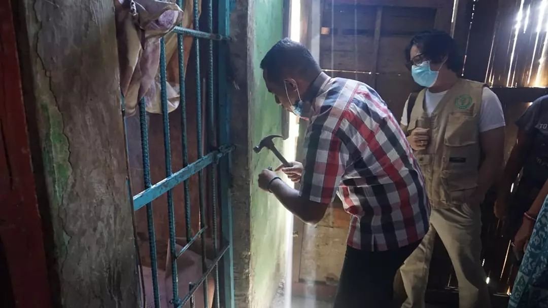 Bupati Hery Buka Gembok Kurungan dan Potong Rantai yang Membelenggu Dua ODGJ di Manggarai
