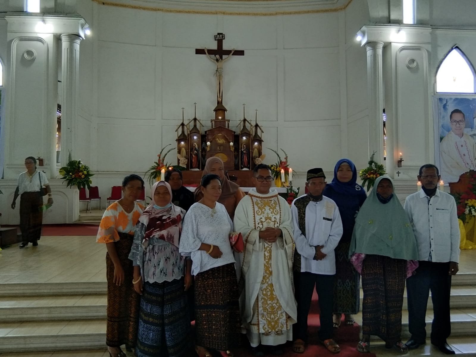 Saat Dua Perwakilan Umat Islam Menyerahkan Kasula dan Stola untuk Imam Baru di Hadapan Uskup Maumere