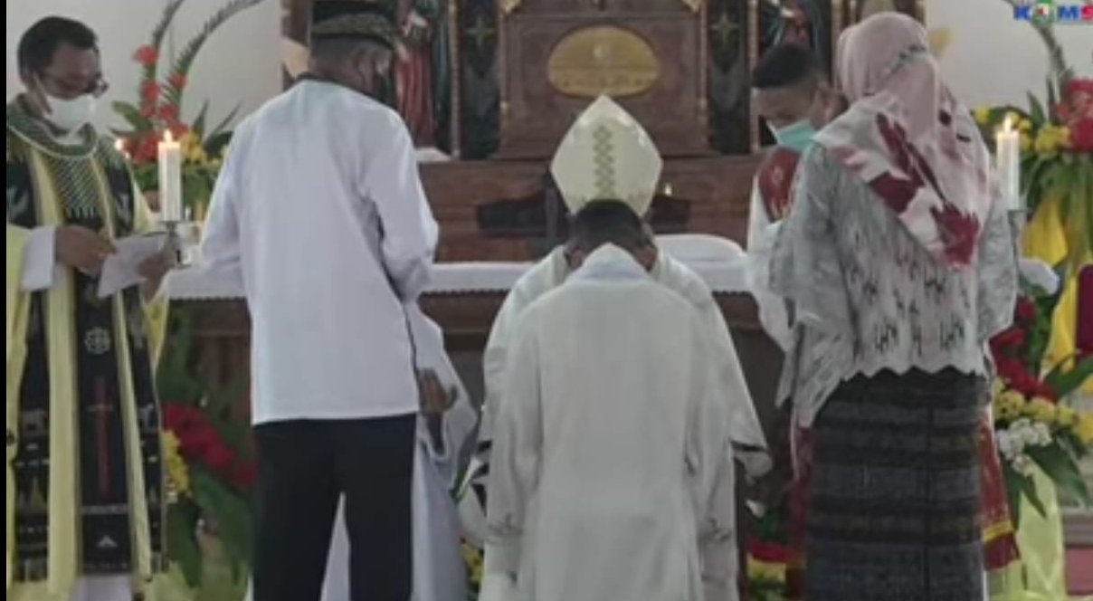 Saat Dua Perwakilan Umat Islam Menyerahkan Kasula dan Stola untuk Imam Baru di Hadapan Uskup Maumere