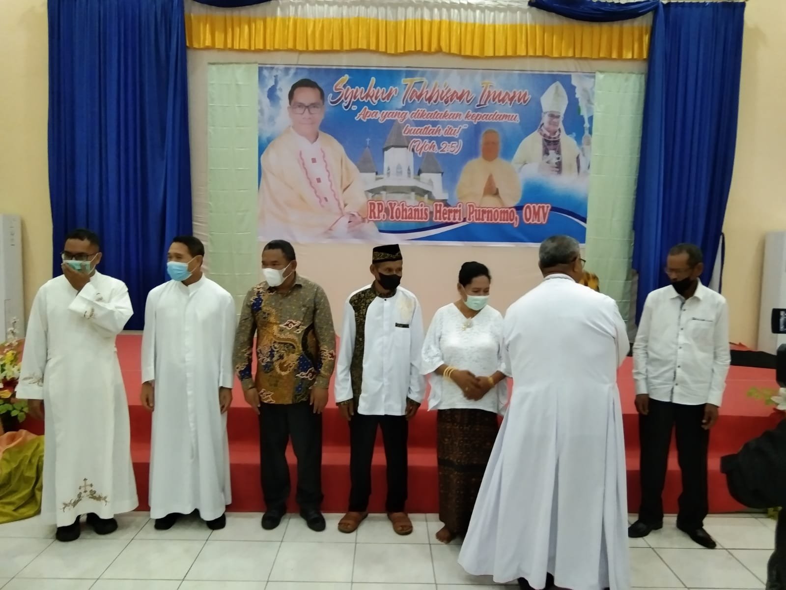 Saat Dua Perwakilan Umat Islam Menyerahkan Kasula dan Stola untuk Imam Baru di Hadapan Uskup Maumere