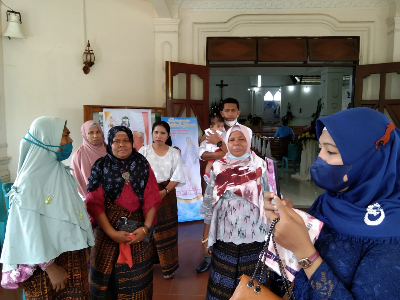 Saat Dua Perwakilan Umat Islam Menyerahkan Kasula dan Stola untuk Imam Baru di Hadapan Uskup Maumere