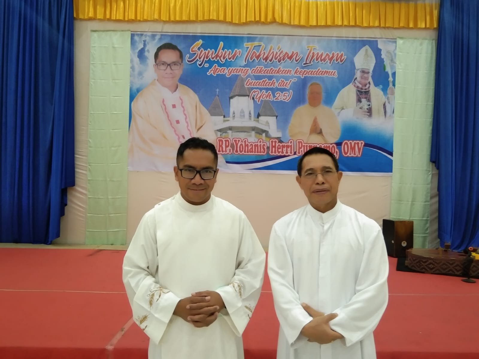 Saat Dua Perwakilan Umat Islam Menyerahkan Kasula dan Stola untuk Imam Baru di Hadapan Uskup Maumere