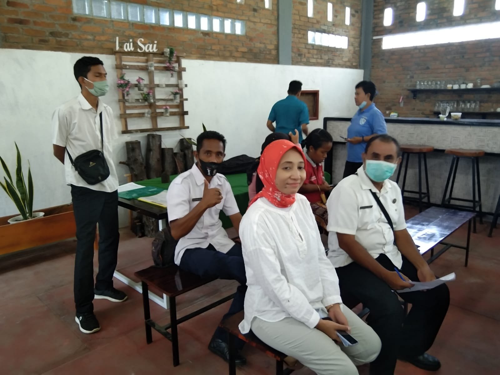 Secangkir Kopi Bercitarasa Toleransi Beragama ala Kedai Keuskupan Maumerepengunjung sedang berada di Mai Sai Kedai Pangan Lokal dan Ole-ole Maumere, Rabu (24/11/2021). Foto Walburgus Abulat