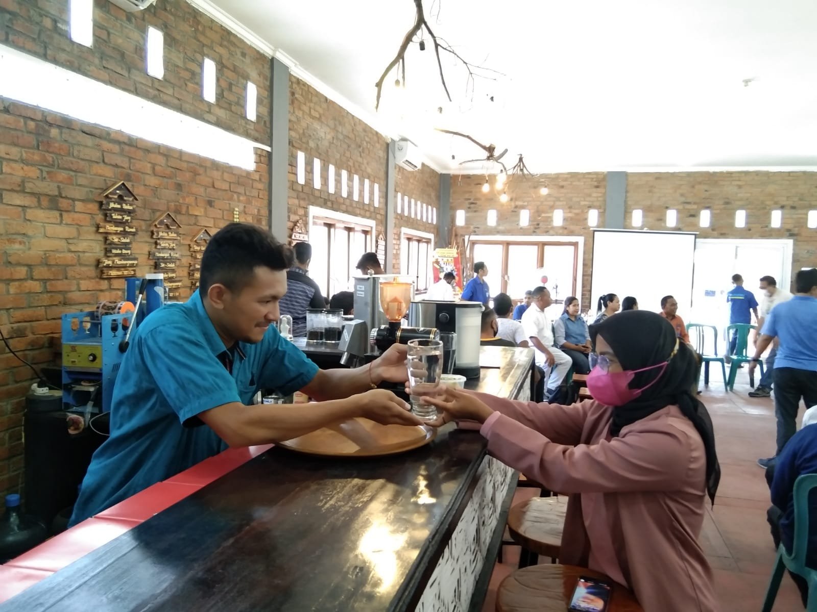 Secangkir Kopi Bercitarasa Toleransi Beragama ala Kedai Keuskupan Maumere