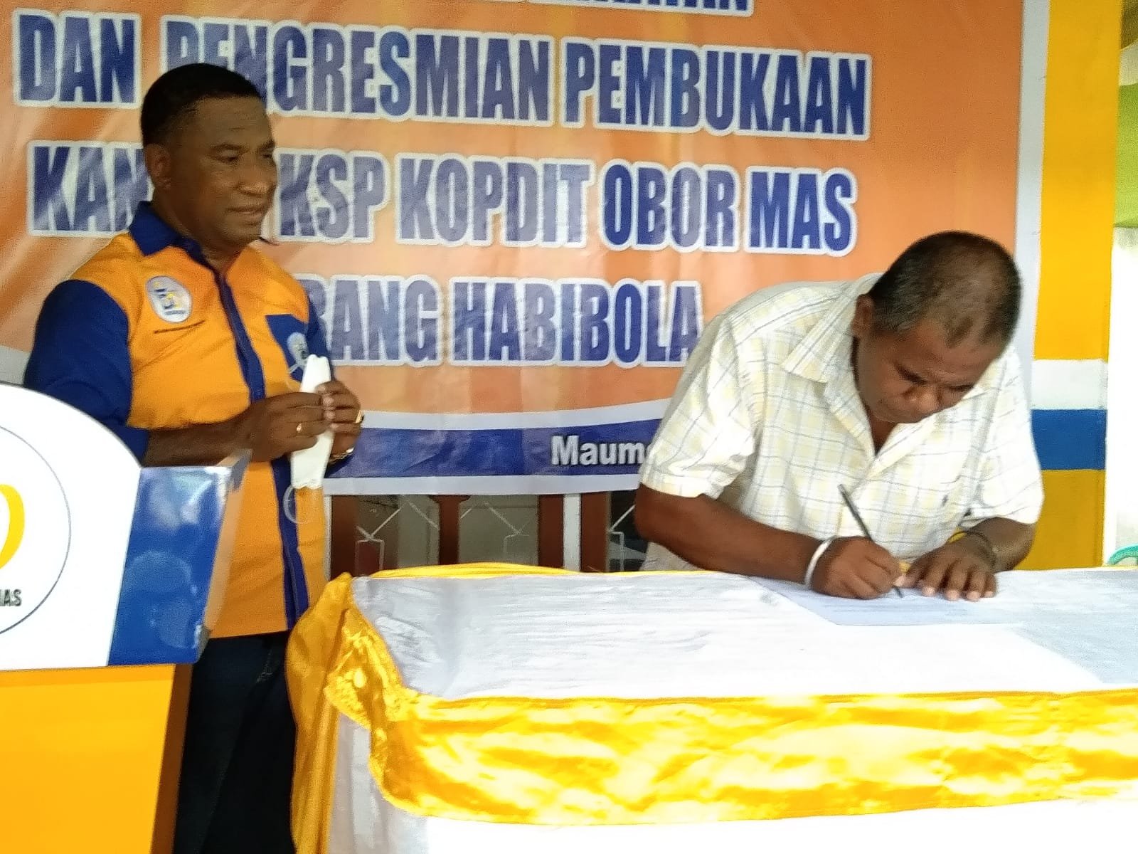 Untuk Mempertegas Status Kepemilikan Anak dan Kelancaran Pengurusan Dokumen Negara, Kades Waihawa Bantu 30 Pasutri Urus Nikah Gereja
