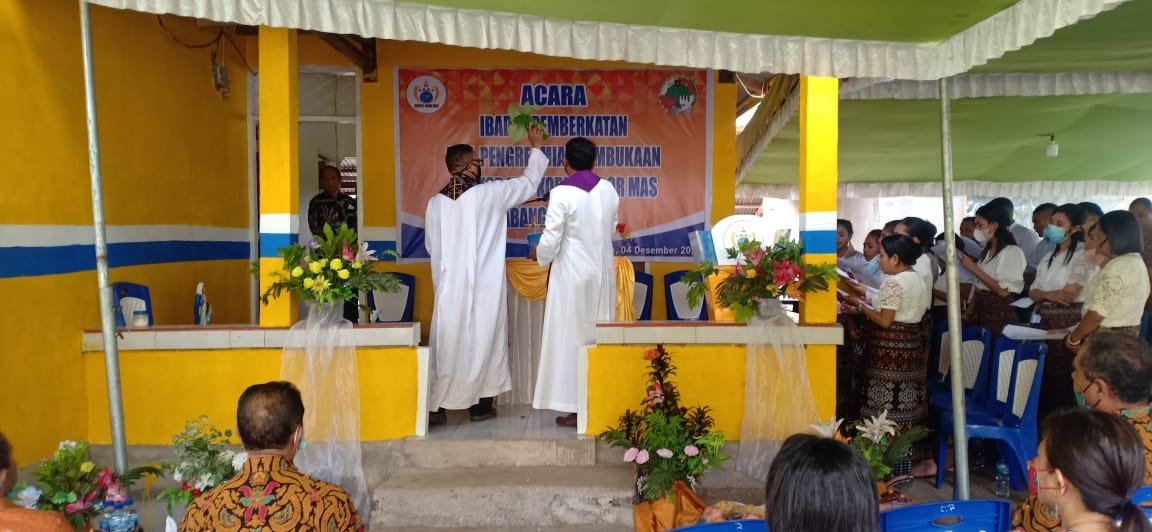 Gairahkan Ekonomi Masyarakat NTT, Menteri Koperasi dan UKM RI Serahkan Sertifikat NIK Aktif Kelembagaan dan Usaha Kopdit Obor Mas Maumere