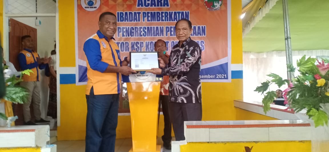 Gairahkan Ekonomi Masyarakat NTT, Menteri Koperasi dan UKM RI Serahkan Sertifikat NIK Aktif Kelembagaan dan Usaha Kopdit Obor Mas Maumere