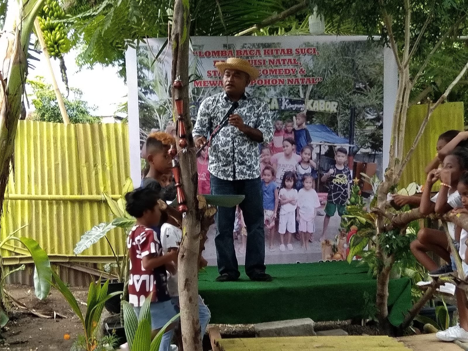 Ketika Atraksi Rambut Keriting dan Mama Mantu Modern Penari Pondok Baca Kampung Kabor Menghipnotis Warga Maumere