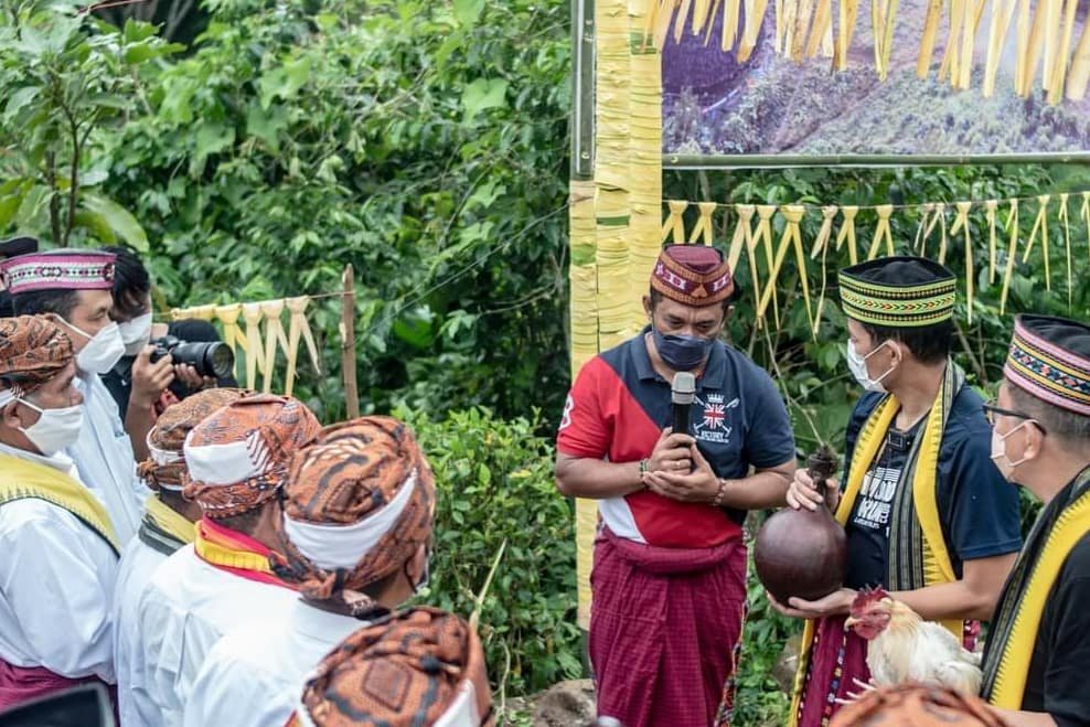 Sandiaga Uno Antusias Ikut Tarian Rangkuk Alu di Wae Rebo