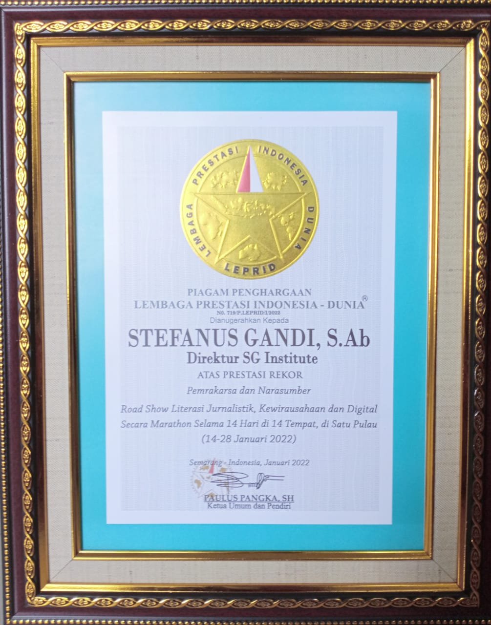 Lembaga Prestasi Indonesia-Dunia Beri Penghargaan kepada Direktur SGI Stef Gandi dan SE Perennial Institute Dr. Mantovanny Tapung, Ini Alasannya