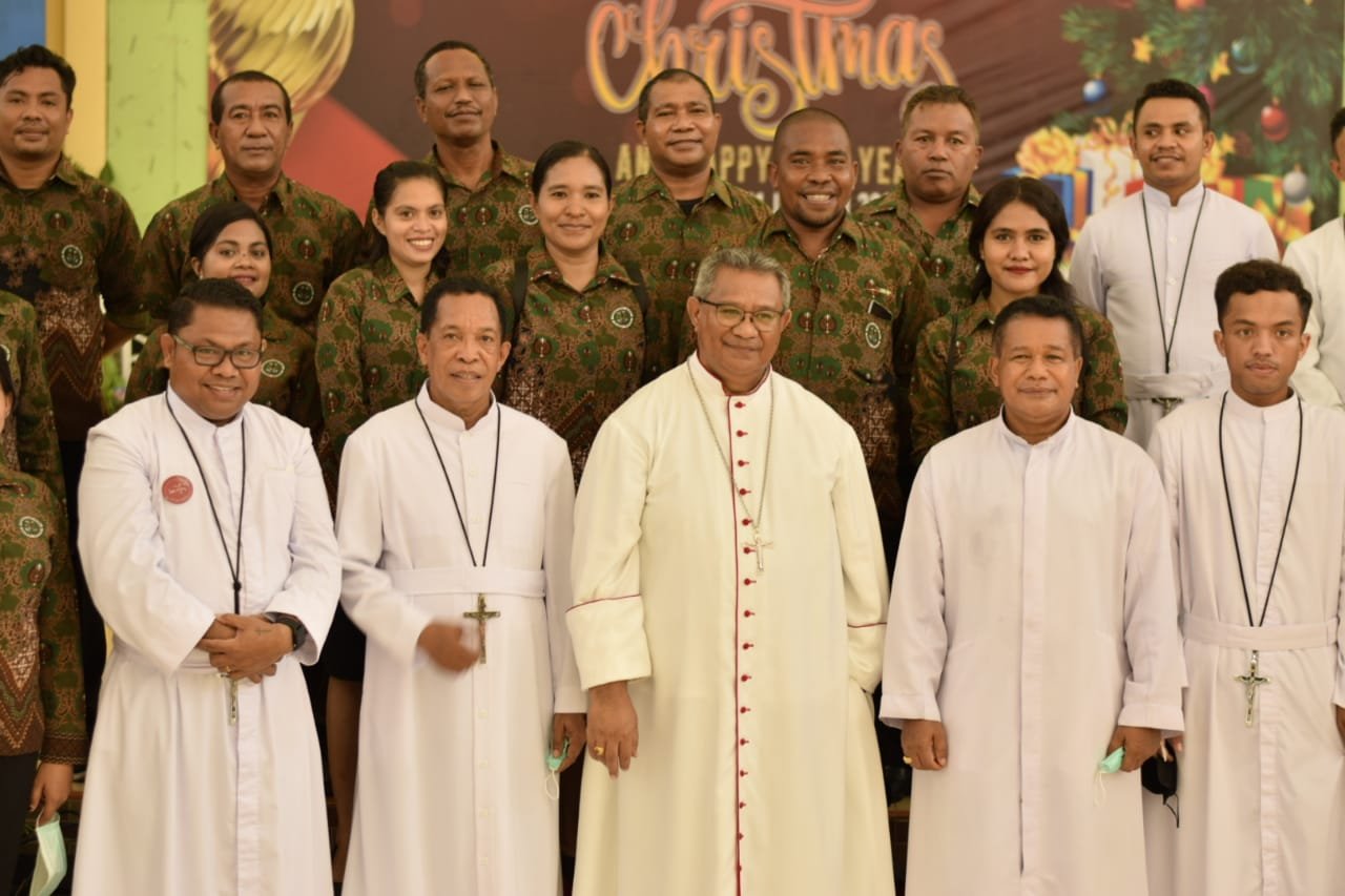Uskup Edwaldus dan Pastor Paroki Katedral Maumere Bergoyang Jai (2)