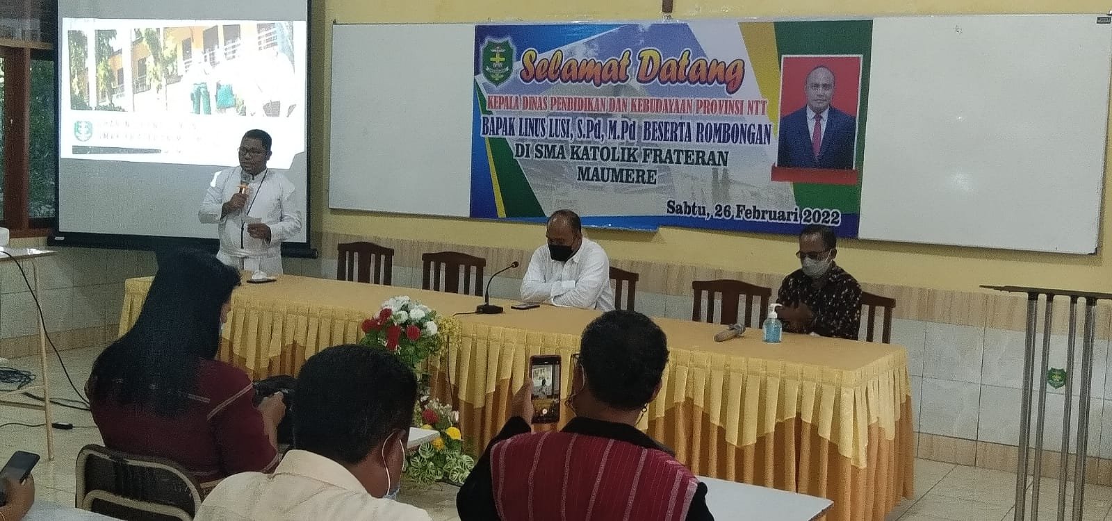 Ketika Guru Smater Maumere Jelaskan Program Pertukaran Pelajar ke Luar Negeri dalam Bahasa Jerman di Hadapan Kadis PK NTT