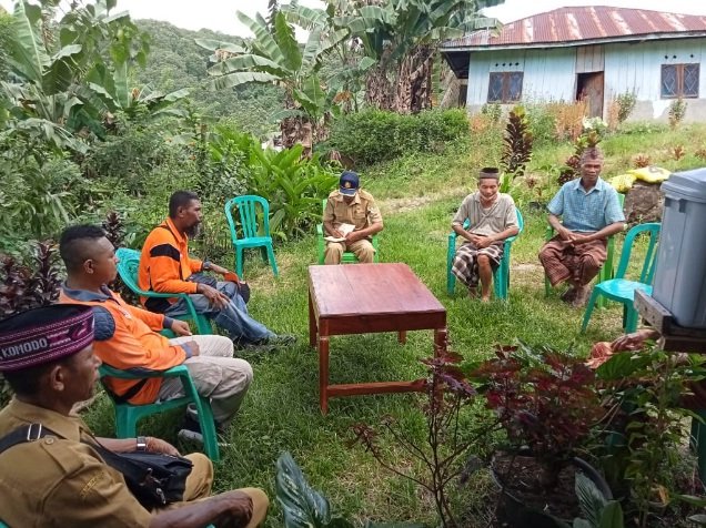 Tim BPBD & Camat Sano Nggoang di Tengah Puing Bencana Dusun Tado