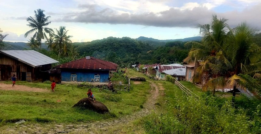 Benteng Tado, Desa Tanpa Aspal, Listrik & Internet (1)