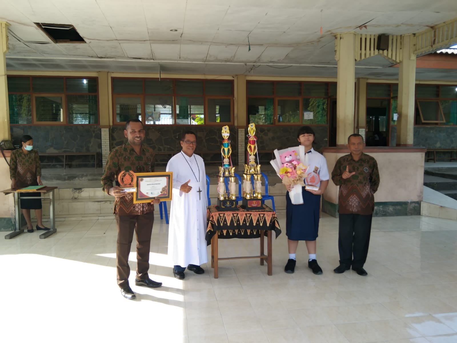 Raih Penghargaan Produktivitas Karya Buku Terbanyak di Indonesia, Siswi Spater Maumere Jadi Duta Literasi Nasional