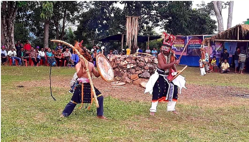 Tarian Caci dalam acara syukuran di Kampung Rangat, Desa Wisata Wae Lolos, Kecamatan Sano Nggoang, Kabupaten Manggarai Barat, Flores, NTT. Foto : Robert Perkasa