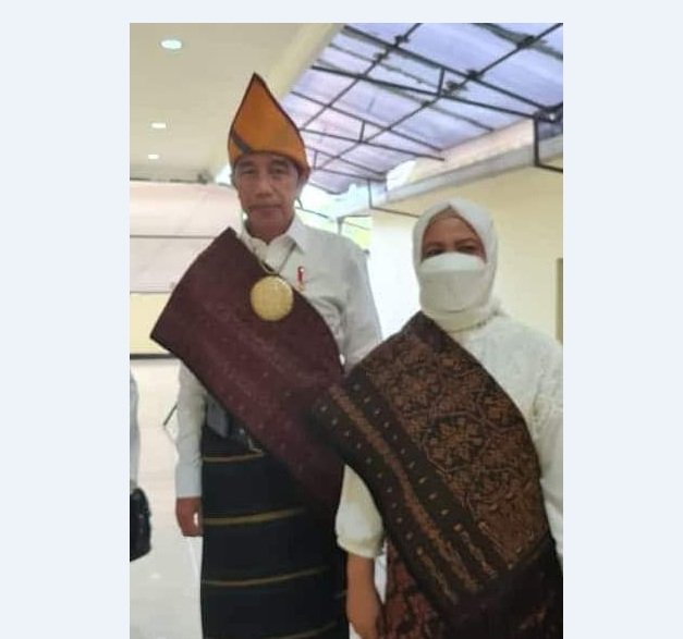 Pimpin Upacara Harlah Pancasila 2022 di Kota Ende, Jokowi Kenakan Ragi Lambu Luka Lesu