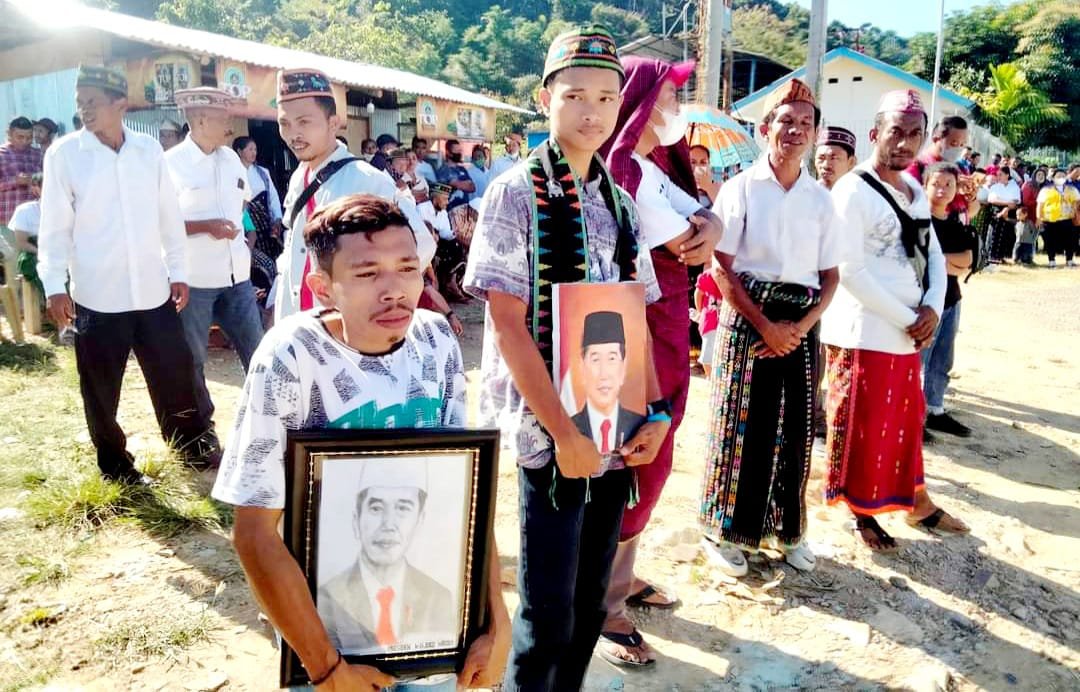 Jempol Presiden Jokowi dan Senyum Pelukis Asal Mbeliling