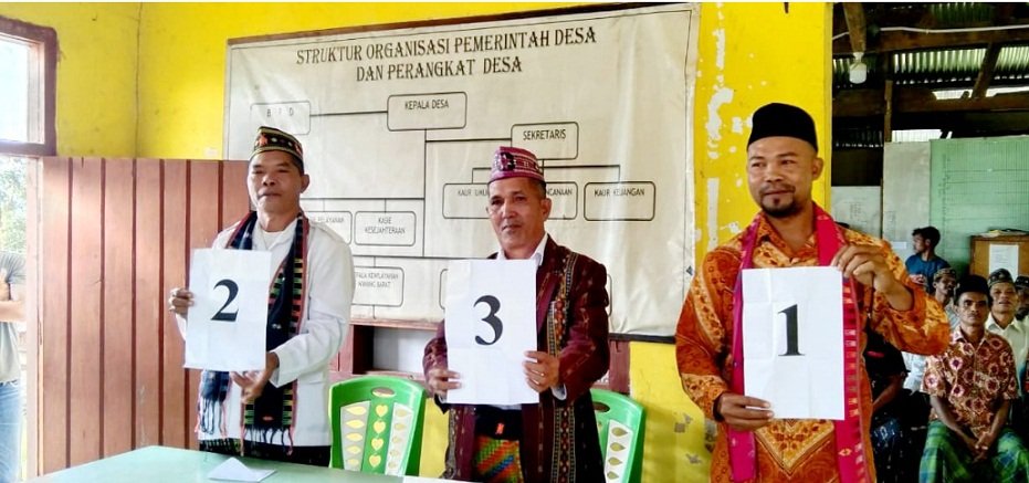 Robert Perkasa: 3 Calon Kepala Desa Waning : Agustinus Jehaman nomor urut 1, Aloisius Palfon nomor urut 2 dan Thedorus Joman nomor urut 3. Foto/Amandus Abu