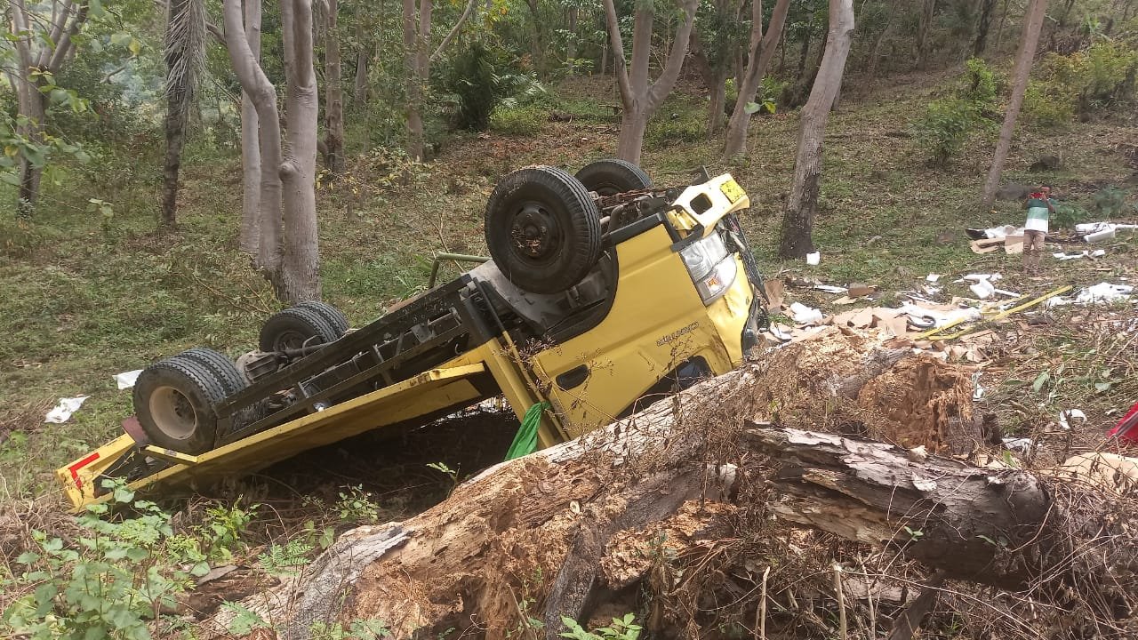 Dum Truk Angkut Alat Kesehatan Dinkes Matim Terperosok ke Jurang