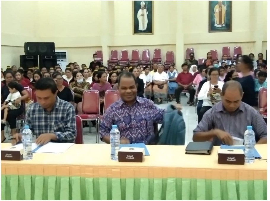 Lingkungan X Stasi Centrum Juara Lomba Paduan Suara Emas Paroki Thomas Morus Maumere
