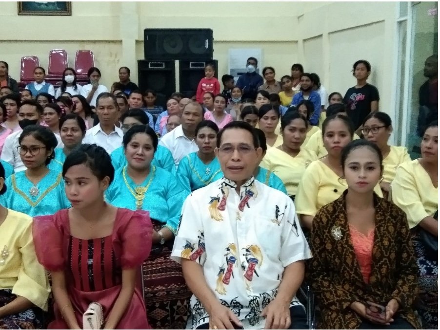 Lingkungan X Stasi Centrum Juara Lomba Paduan Suara Emas Paroki Thomas Morus Maumere