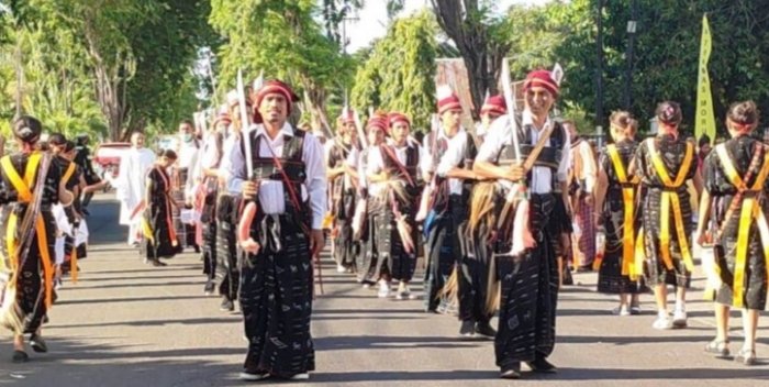 Uskup Edwaldus dan Kapolres Sikka Lepas 50 Balon Emas Usia Paroki Thomas Morus Maumere