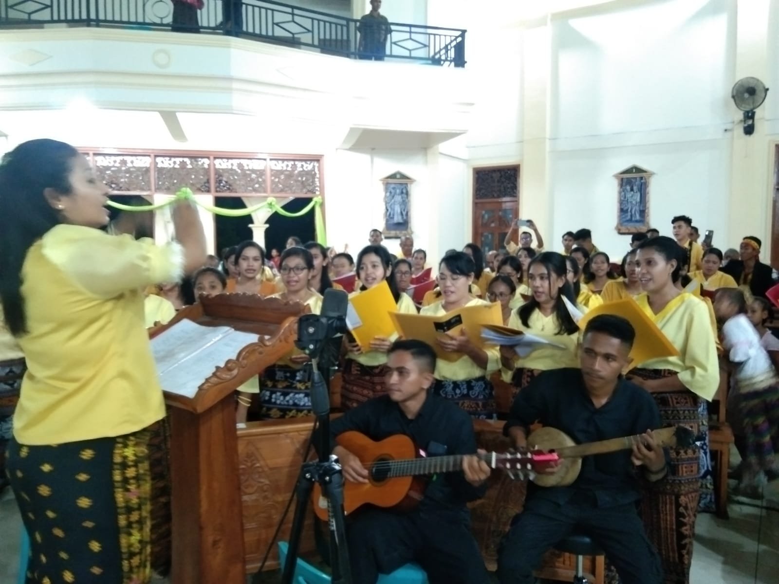 Uskup Edwaldus dan Kapolres Sikka Lepas 50 Balon Emas Usia Paroki Thomas Morus Maumere
