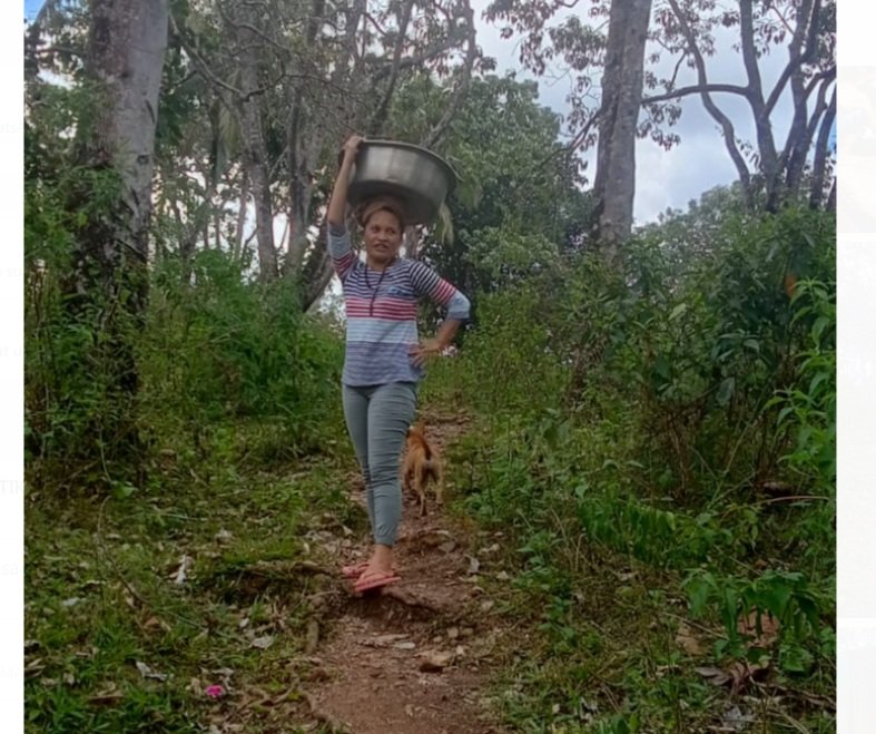 Tidak Ada PLN untuk Sedot Air, Warga Dusun Tureng Jalan Kaki Satu Kilometer ke Mata Air