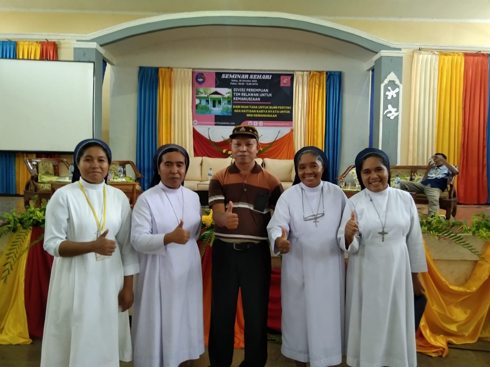 Menduakan Cinta, Puluhan Suster dan Aktivis Kemanusiaan di Sikka Berlinangan Air Mata