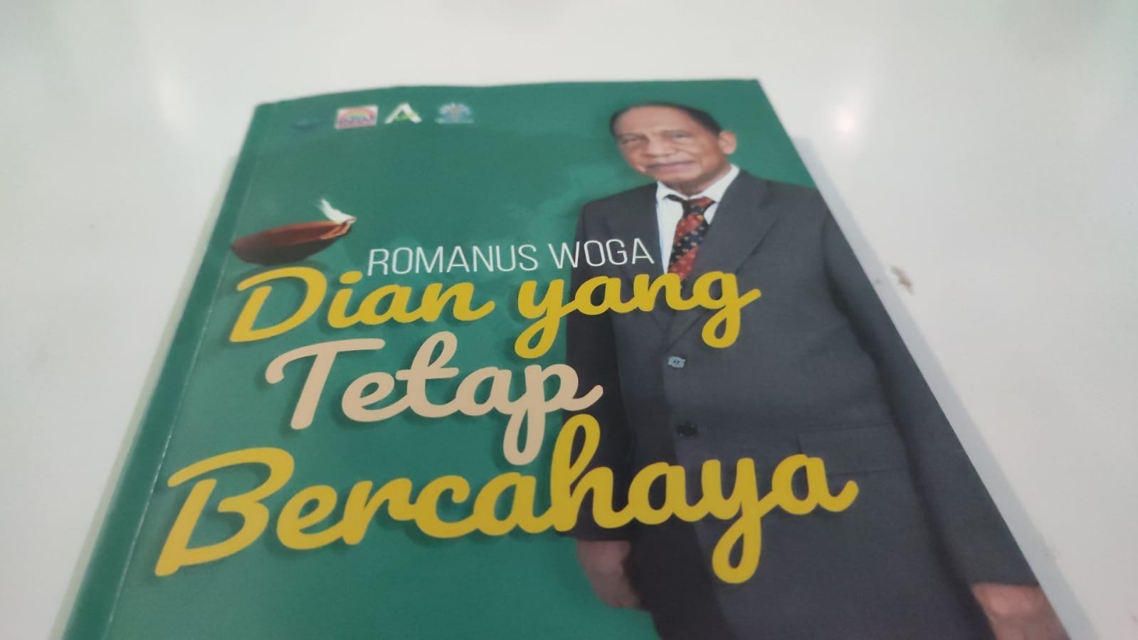 Puskopdit Swadaya Utama Maumere Luncurkan Buku Romanus Woga Dian yang Tetap Bercahaya