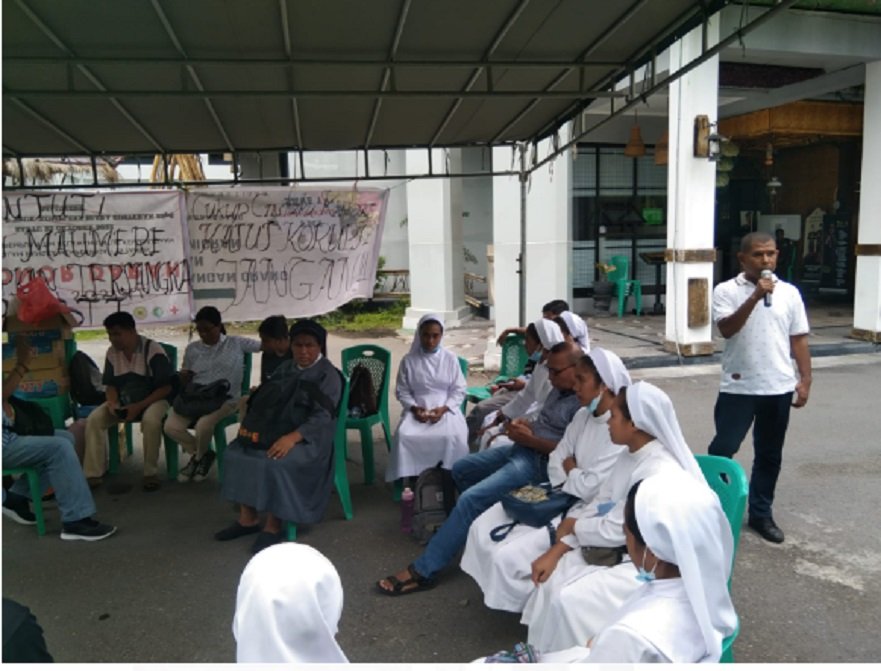Suster, Pastor, dan Aktivis HAM Bentang Spanduk di Kantor Kejari Sikka Desak Jaksa Tetapkan Tersangka Korupsi Dana BTT