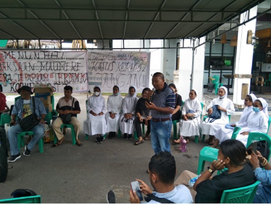 Suster, Pastor, dan Aktivis HAM Bentang Spanduk di Kantor Kejari Sikka Desak Jaksa Tetapkan Tersangka Korupsi Dana BTT