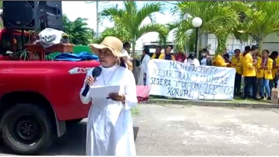 Suster, Pastor, dan Aktivis HAM Bentang Spanduk di Kantor Kejari Sikka Desak Jaksa Tetapkan Tersangka Korupsi Dana BTT