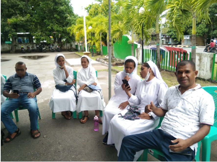 Suster, Pastor, dan Aktivis HAM Bentang Spanduk di Kantor Kejari Sikka Desak Jaksa Tetapkan Tersangka Korupsi Dana BTT